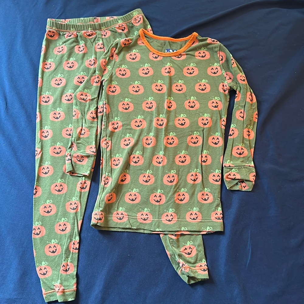 Kickee pants size 4t pumpkin 🎃 pjs 2 piece long sleeve top and pants